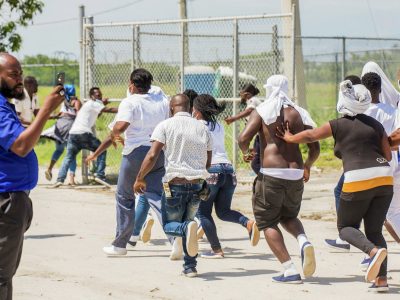 Crisis migratoria: haitianos intentan asaltar un avión para volver a Estados Unidos
