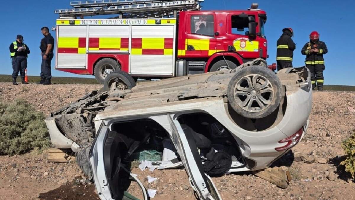 El conductor debió ser rescatado del interior del Peugeot por personal de Bomberos Voluntarios de Centenario. Fuente (Centenario Digital)