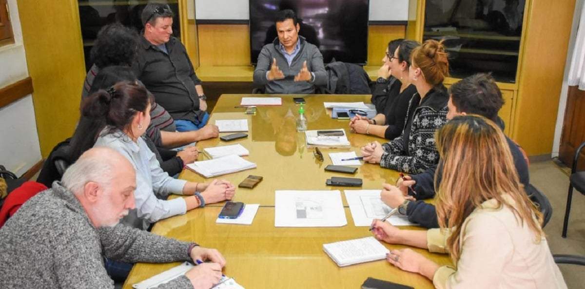 Reunión entre padres y directivos con el Ministerio de Educación. Fuente: (Neuquén Informa)