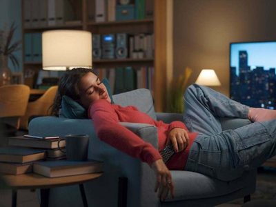 Qué revela la psicología sobre las personas que se duermen con la televisión prendida