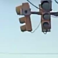 Vecinos de Godoy Cruz reclaman por un semáforo intermitente que genera peligro en una esquina clave