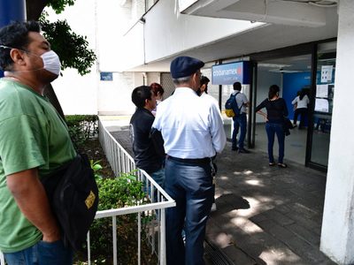 Bancos, obligados a pagar retiros no autorizados a cuentas de sus clientes: SCJN