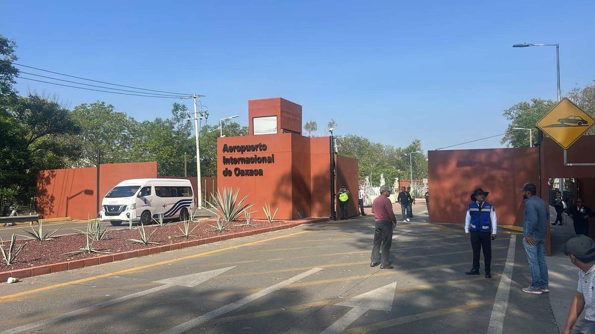 Maestros de la Sección 22 de la CNTE bloquean el acceso al Aeropuerto Internacional de Oaxaca
