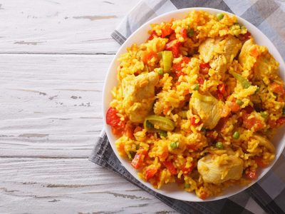Arroz con pollo súper jugoso y doradito: probá la versión de esta receta que es un 10 para el domingo
