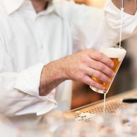 Empresas cerveceras españolas donarán barriles para cuando reabran bares
