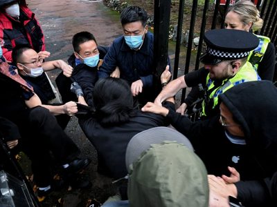 Analizan echar del Reino Unido a los diplomáticos chinos que se pelearon en Manchester