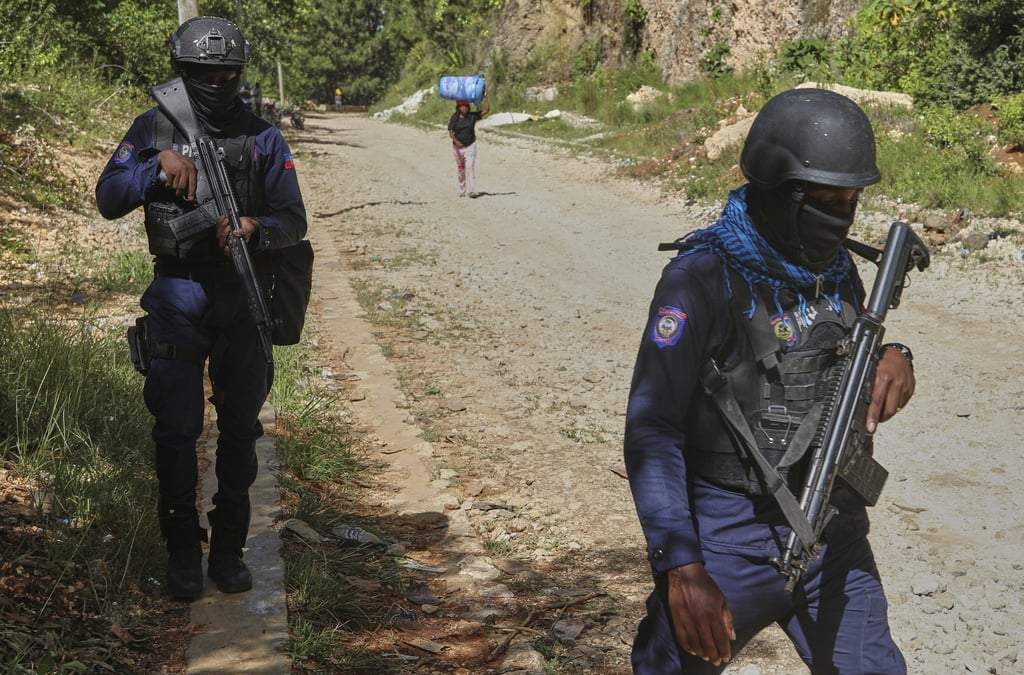 Policías patrullan la zona cerca del orfanato Saint-Helene en el vecindario Kenscoff de Puerto Príncipe, Haití, el 4 de agosto del 2025