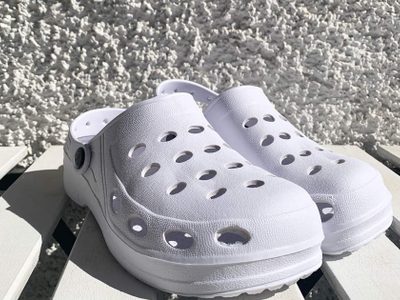 No gastes en un par nuevo: el secreto para que tus Crocs brillen otra vez con solo 2 ingredientes