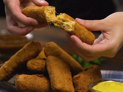 Bastoncitos de pollo y queso, un snack fácil y delicioso que vas a amar