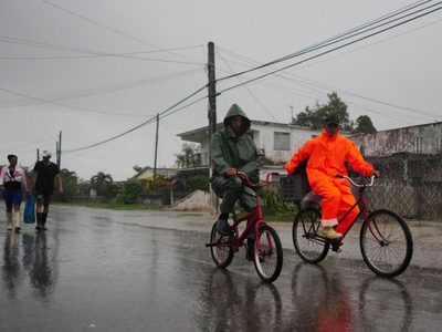 El huracán Ian se transforma a categoría tres y llega a Cuba