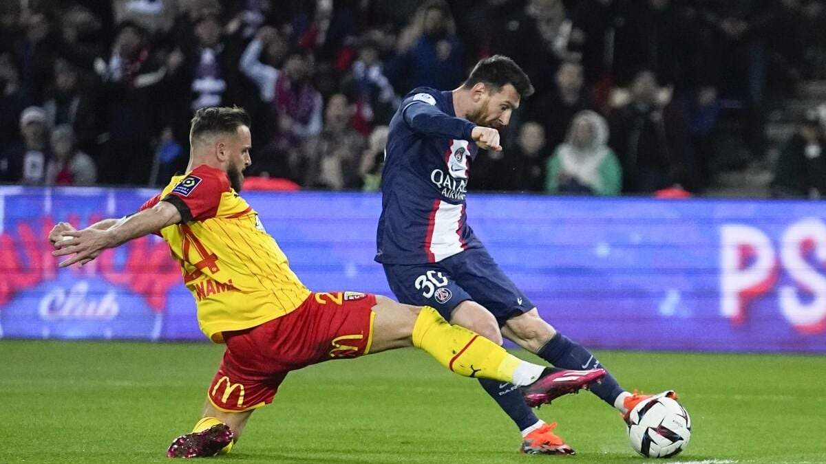 El argentino Lionel Messi marca el tercer tanto del París Saint-Germain ante Lens, en un encuentro de la liga francesa