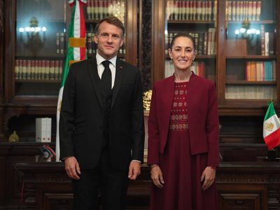 Claudia Sheinbaum y Emmanuel Macron se reúnen en privado en Palacio Nacional