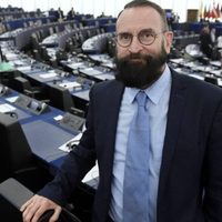 Renuncia eurodiputado ultraconservador sorprendido en una orgía