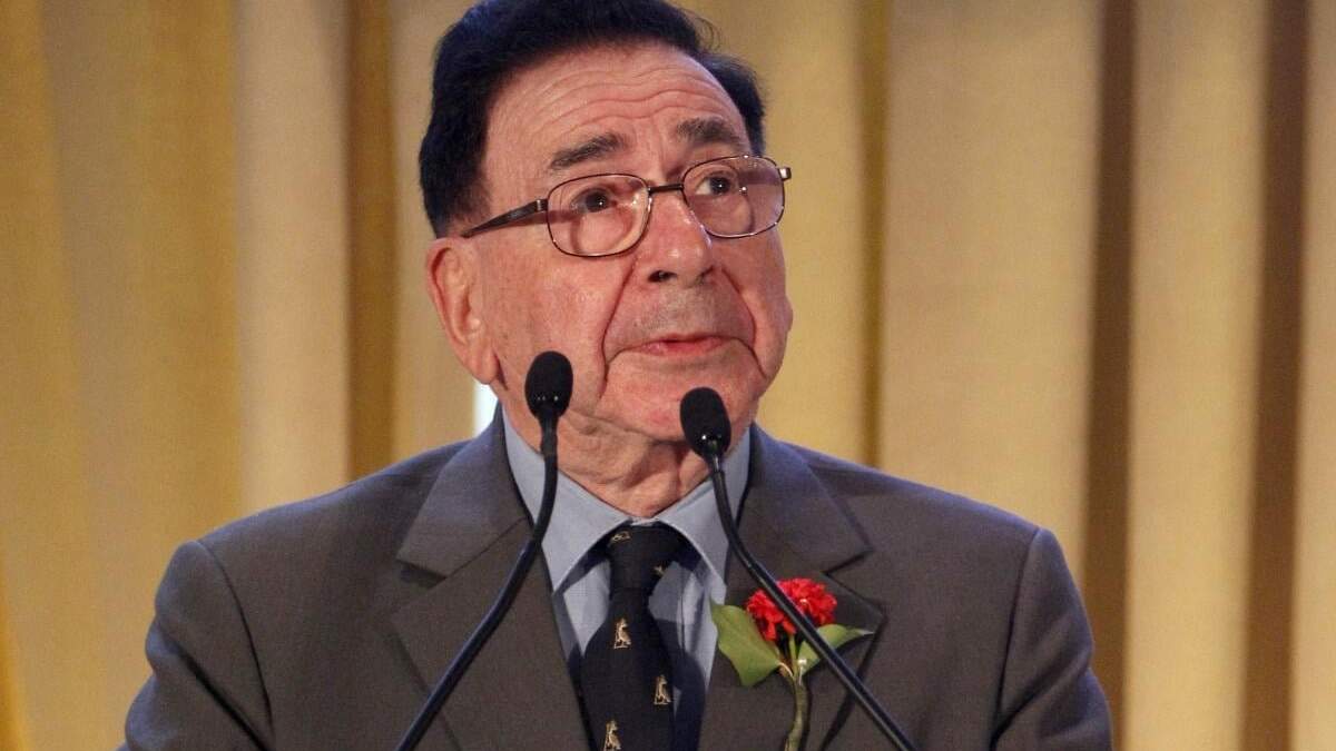 Sir Roy Calne, de la Universidad de Cambridge, durante un discurso de aceptación tras recibir el Premio de Investigación Clínica Médica Lasker DeBakey en 2012 por desarrollar el trasplante de hígado, una intervención que ha regresado a la vida normal a miles de pacientes con enfermedad hepática en fase terminal,