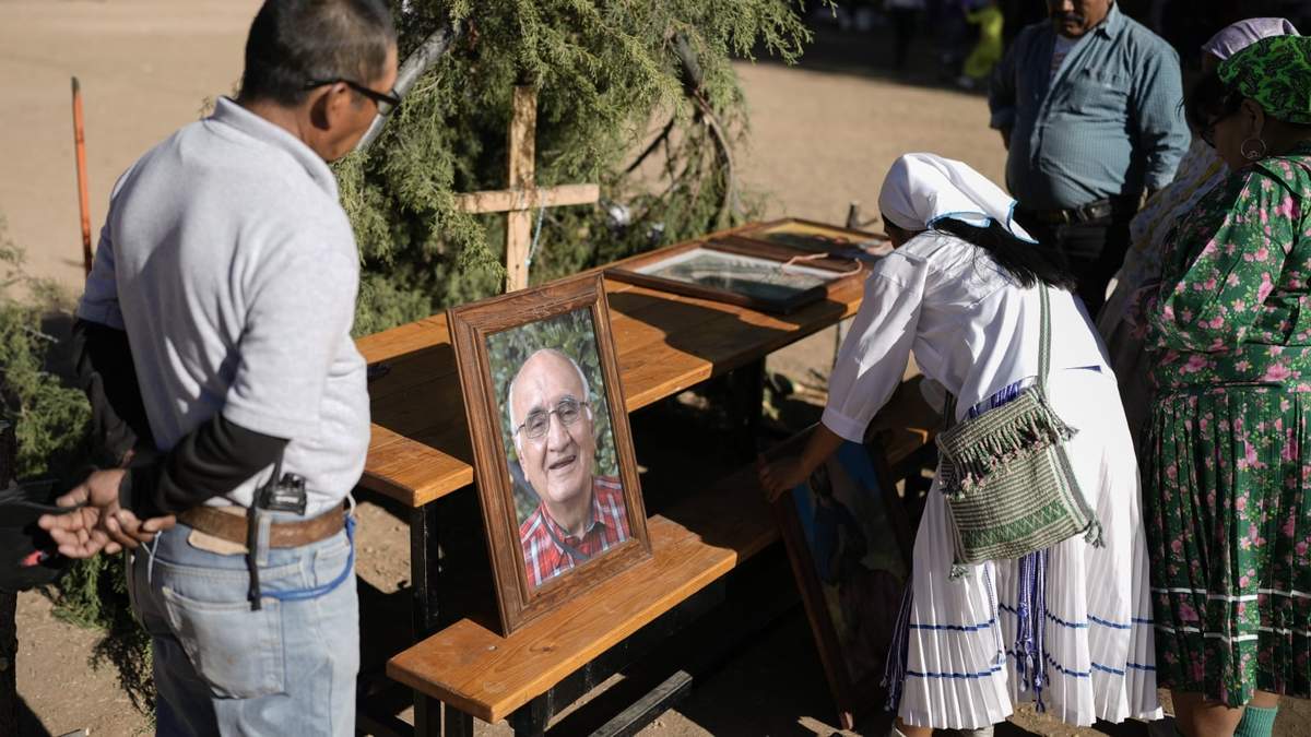 Indígenas rarámuri preparan una mesa para ofrendas con una fotografía del jesuita asesinado Javier Campos