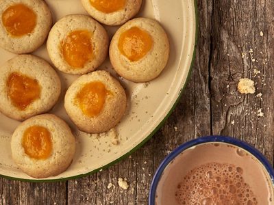 Pepas de coco y dulce de leche: poné la pava y con solo 4 ingredientes prepará las galletitas que te salvarán la tarde