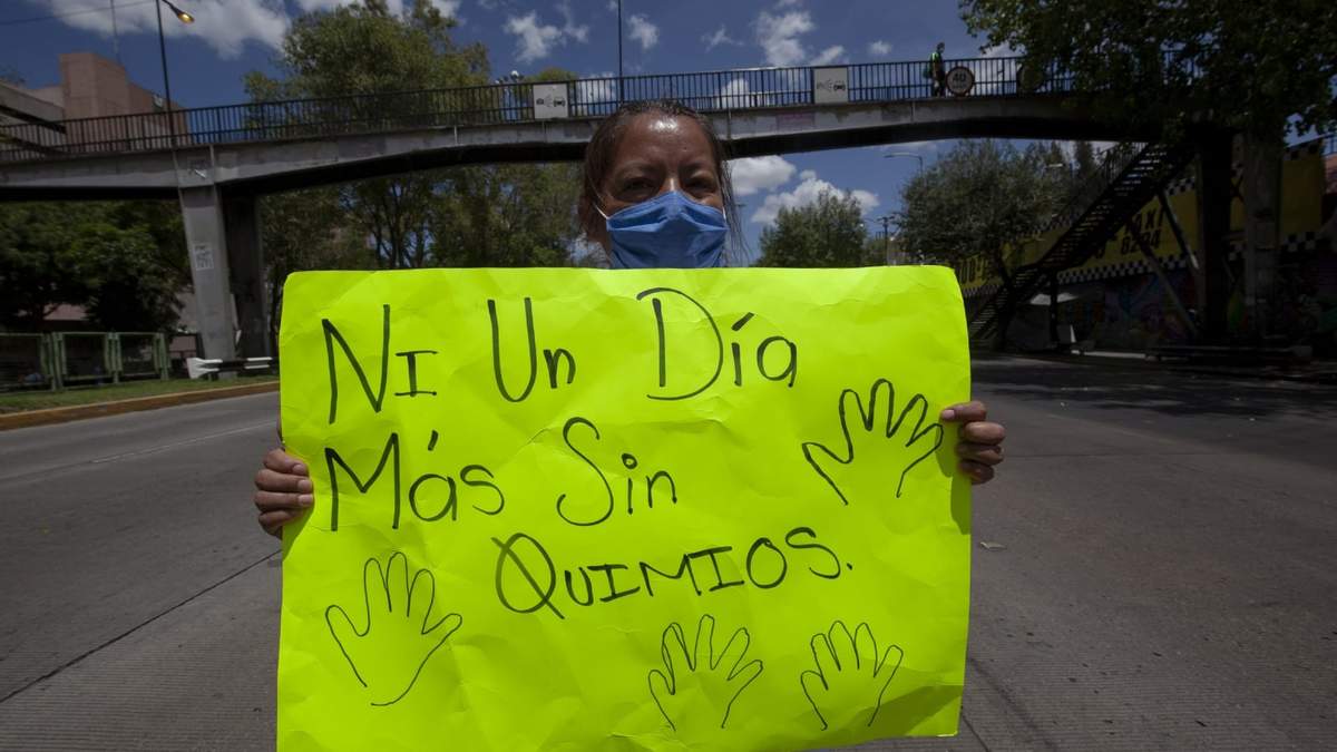 Padres de niños con cáncer que reclaman falta de medicamentos.
