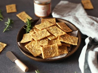 No tires el arroz que te sobró y hacete estas galletitas crackers con 2 ingredientes, súper ricas y en pocos minutos