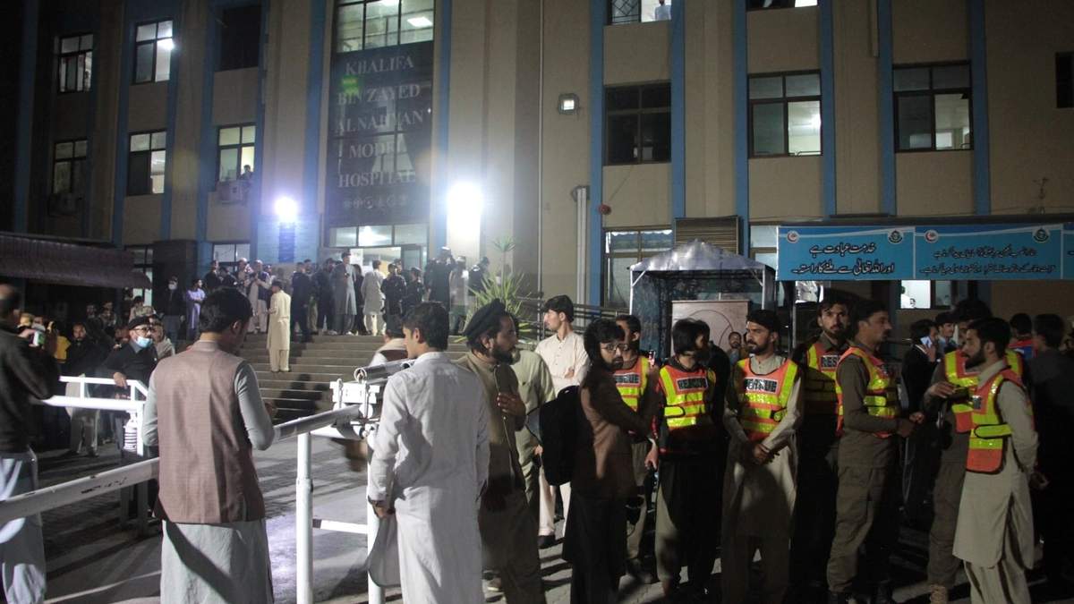 Tras el sismo habitantes y rescatistas se reúnen frente al hospital de la ciudad pakistaní de Saidu Sharif.