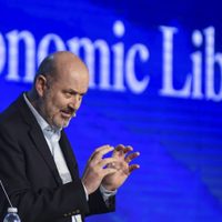 Sturzenegger defendió a los argentinos que vacacionan en el exterior y los tildó de "héroes"