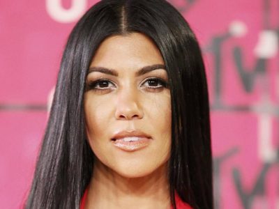 ¡Qué frialdad! Kourtney Kardashian ostentó con un viaje mientras el país homenajea a sus víctimas
