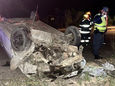 Impactante vuelco de un auto sobre la Cuesta de Quiroga, cerca del cruce con la Ruta 40