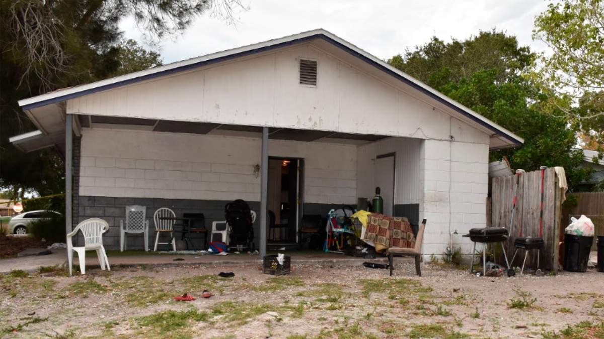 La vivienda de Largo, Florida, donde una mujer falleció al ser baleada por su hermano de 14 años