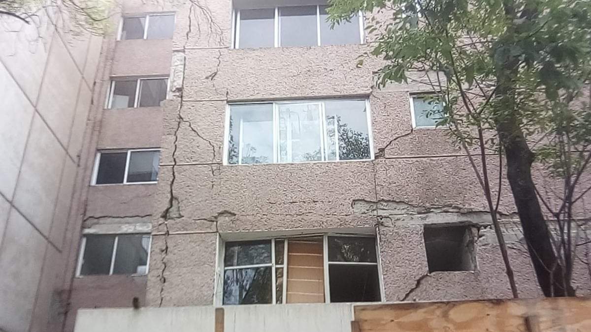 Edificio dañado por el terremoto en México. Fuente: (Twitter)