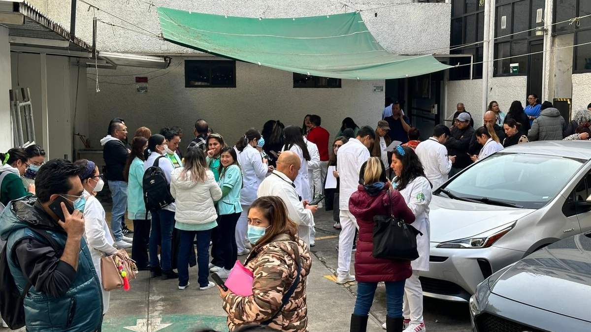 Personas reunidas en la zona de seguridad de una clínica, luego de los microsismos registrados el 12 de diciembre de 2023 en la CDMX