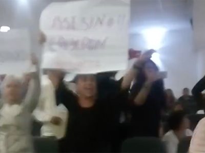 '¡Fuera asesino!”, gritan activistas a Calderón en auditorio de la Unicaribe (Video)