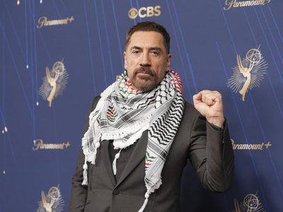 Javier Bardem acude a los Emmy con un pañuelo palestino al cuello y denuncia el “genocidio en Gaza”