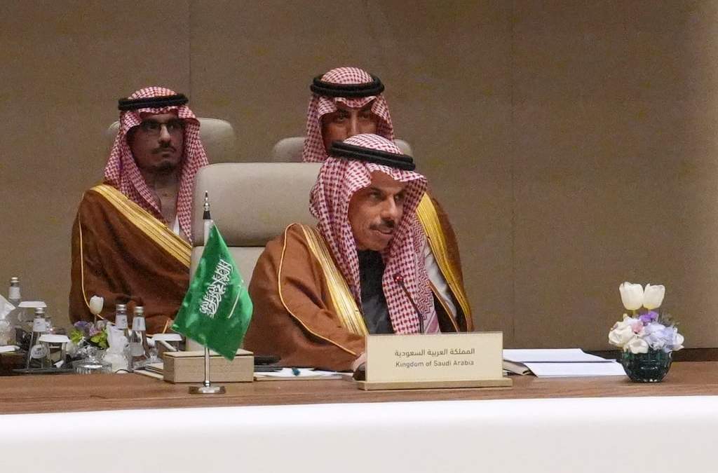 El príncipe Faisal bin Farhan Al-Saud, ministro de Asuntos Exteriores de Arabia Saudí, preside una reunión consultiva de ministros de relaciones exteriores de un grupo de países árabes e islámicos, en Riad, Arabia Saudí