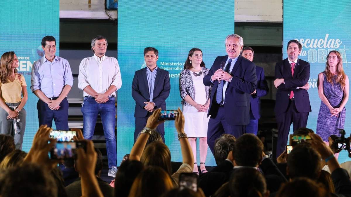 Fernández junto a funcionarios (foto: Casa Rosada).