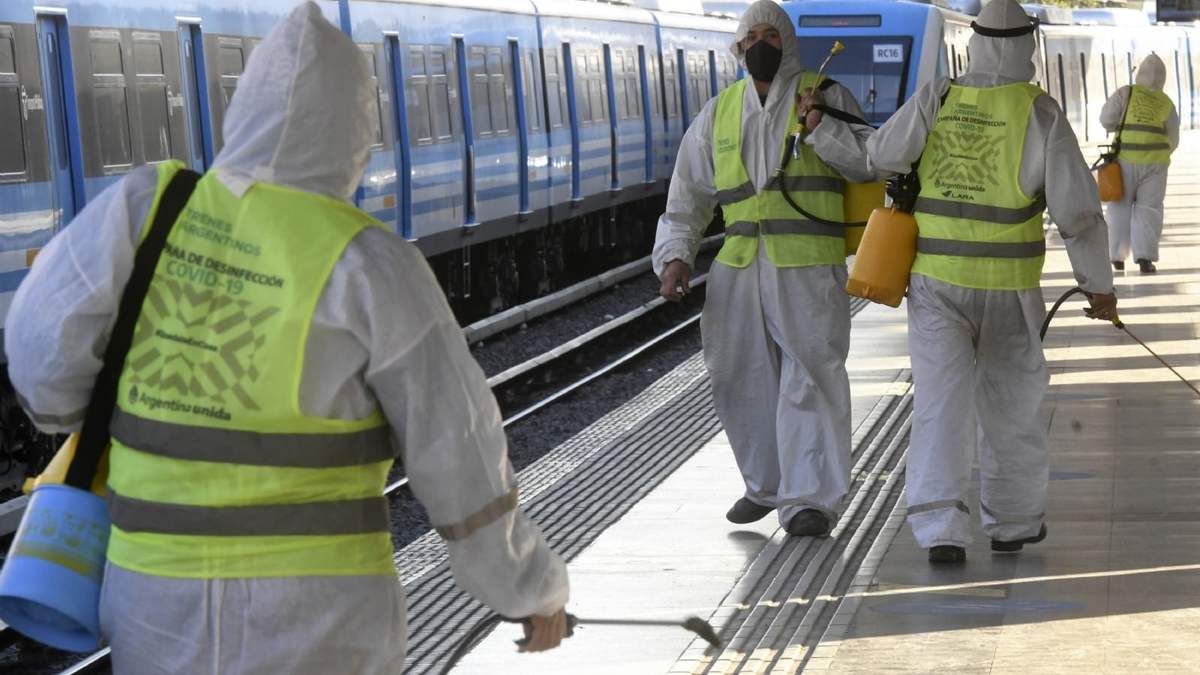 Personal en labores de higienización de Trenes Argentinos. Fuente: (Twitter)