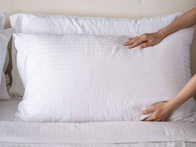 Si tus almohadas se pusieron amarillas, este truco de la abuela las dejará como nuevas y sin gastar fortuna en la lavandería