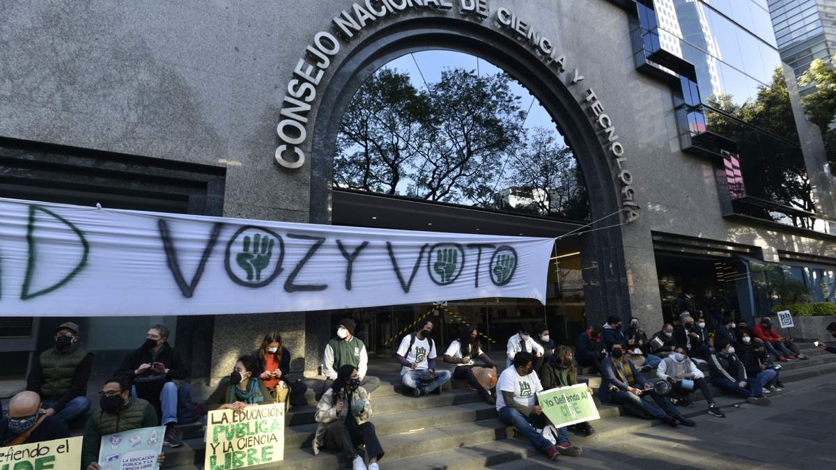Mitin de estudiantes y profesores del CIDE afuera del Conacyt