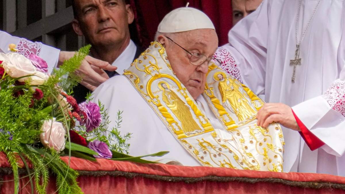 El Papa Francisco aparece en la logia central de la Basílica de San Pedro para ofrecer la bendición Urbi et Orbi ("a la ciudad y al mundo" en latín) tras la misa de Pascua presidida por el cardenal Angelo Comastri en la plaza de San Pedro en el Vaticano, el domingo 20 de abril de 2025