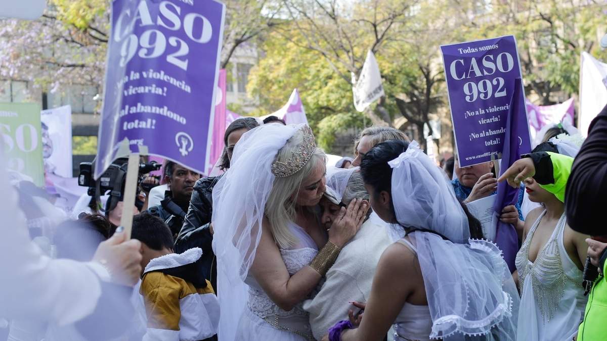 Las manifestantes vestidas de novias