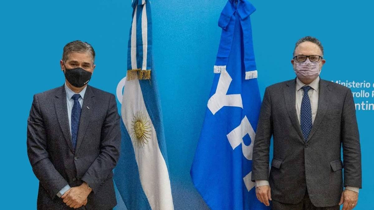 El presidente de YPF, Pablo González, y el ministro Matías Kulfas. Fuente: (Twitter)