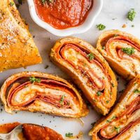 Pizza enrollada: una receta siciliana que vas a amar y que es ideal para el finde