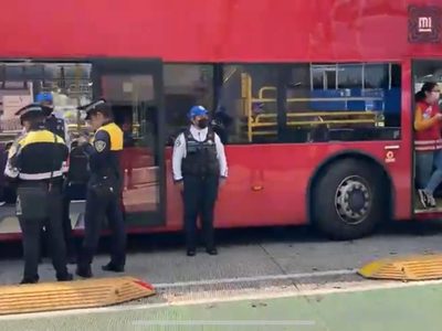 Muere mujer a bordo del Metrobús en Paseo de la Reforma