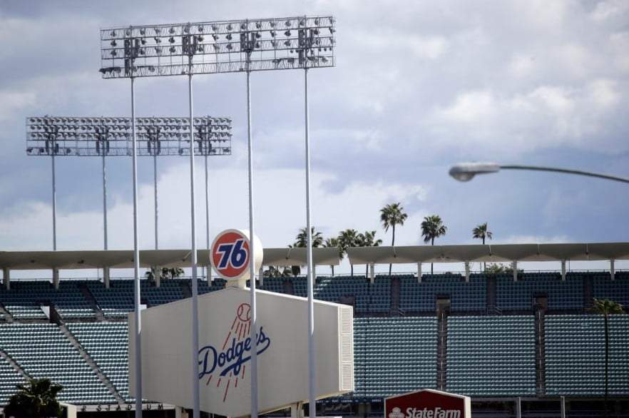 ARCHIVO - Foto del 25 de marzo del 2020, la parte exterior del Estadio de los Dodgers, casa del equipo de las Grandes Ligas