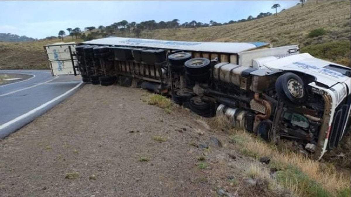 Por el viento, el camión quedó volcado sobre uno de sus costados. Fuente: (Neuquén Post)