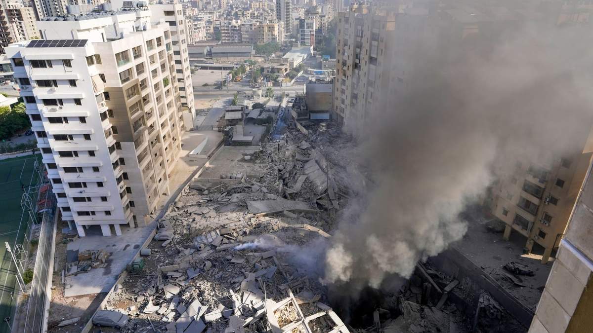 El humo se eleva desde el lugar de un ataque aéreo israelí en Dahiyeh, Beirut, Líbano