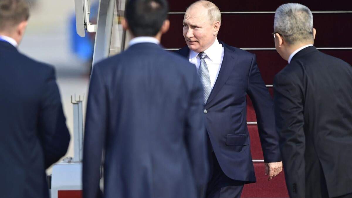 El presidente de Rusia, Vladímir Putin, en el centro al fondo, llega al aeropuerto internacional de Beijing para asistir al Foro Cinturón y Ruta en Beijing