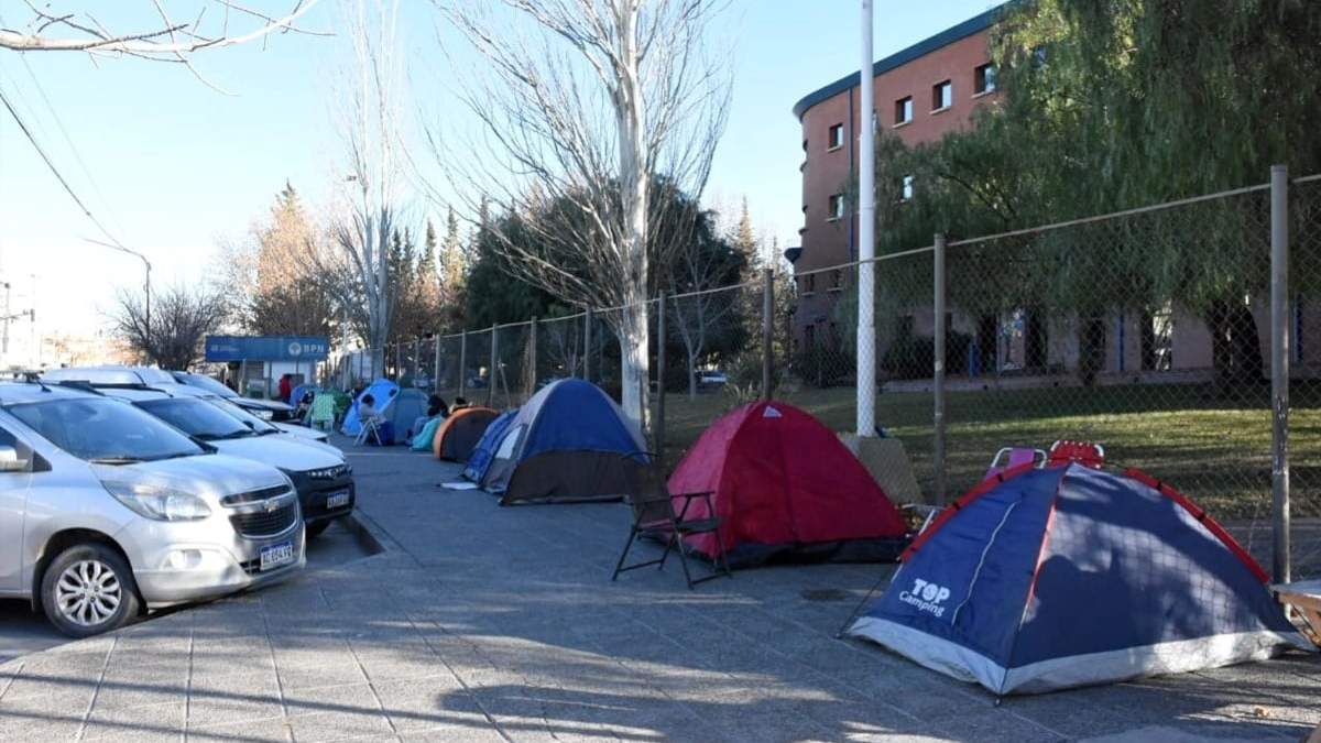 Carpas en las afueras del CPE. Fuente: (Facebook)