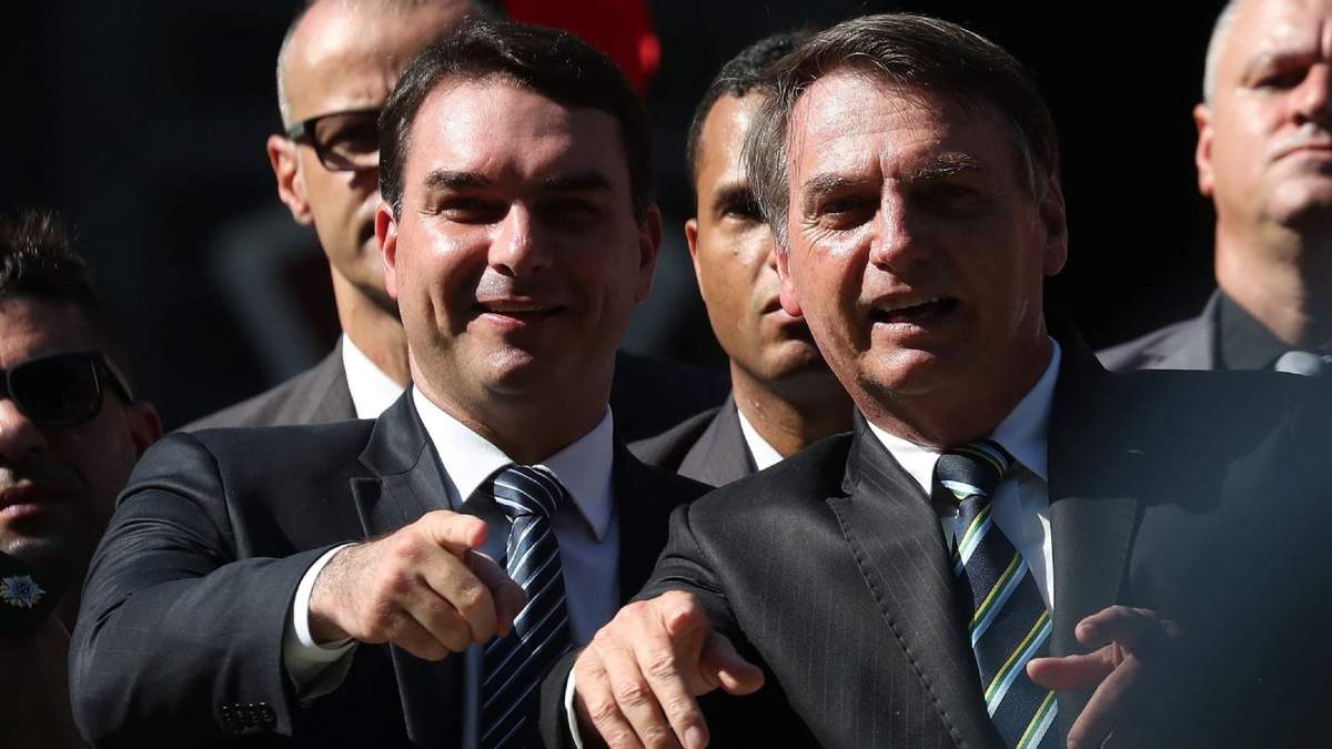 Flavio Bolsonaro junto a su padre Jair Bolsonaro, presidente de Brasil. Fuente: (Twitter)