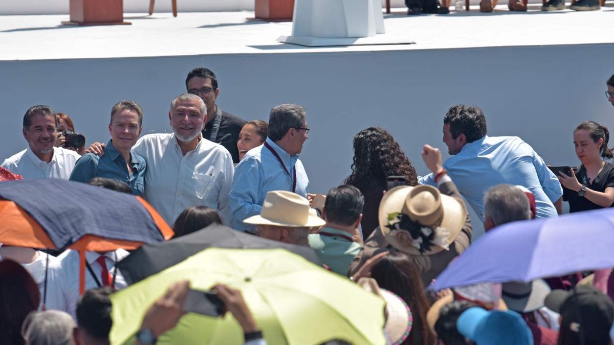 Manuel Velasco, Adán Augusto López, Ricardo Monreal, Luisa Alcalde y Andrés Manuel López Beltrán, en el momento que va pasando la mandataria