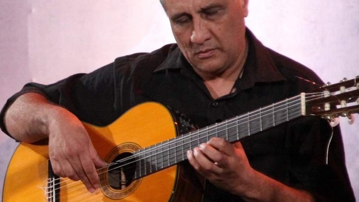 Carlos Denda y su compañera de toda la vida; la guitarra. Fuente: (Twitter)