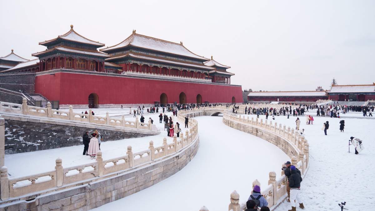 Turistas visitan la Ciudad Prohibida cubierta de nieve en Beijing, China, el domingo 18 de enero de 2026